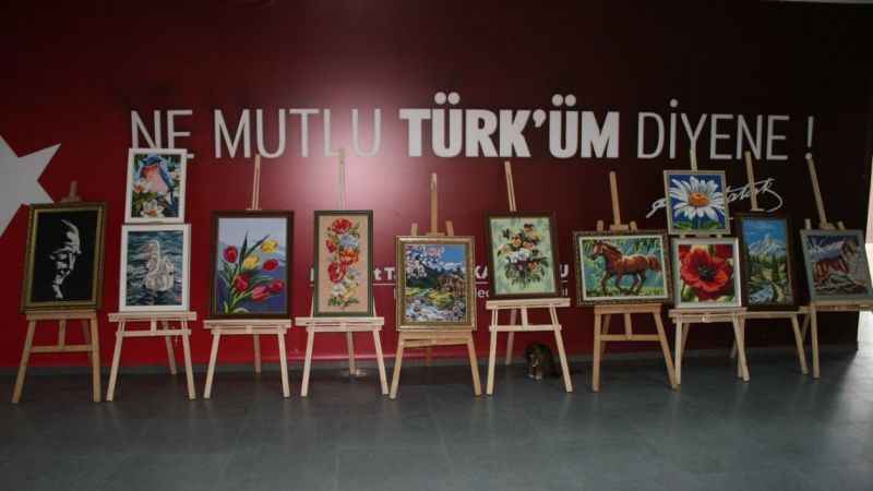 Yalnızlığını resim yaparak gideriyor