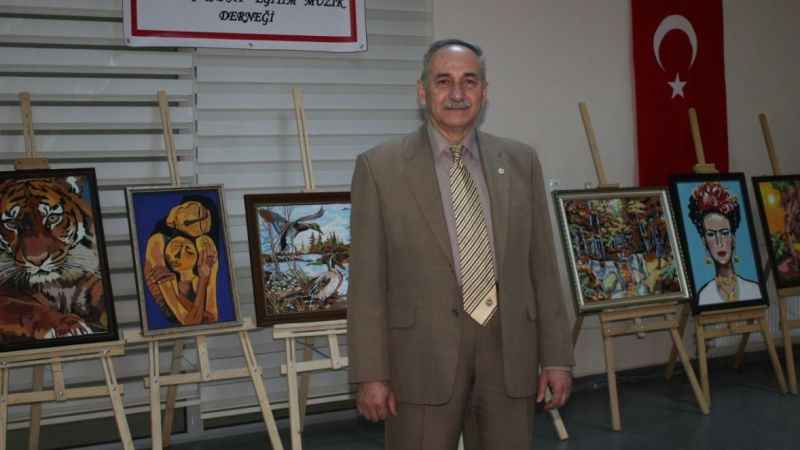 Yalnızlığını resim yaparak gideriyor