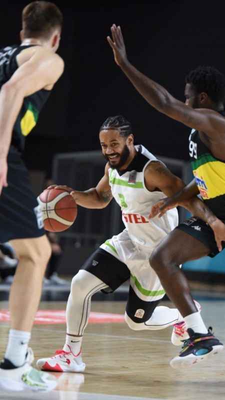 Yıldız basketbolcu bir sezon daha Manisa BBSK'da