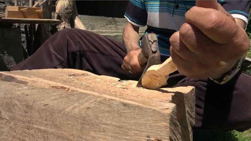 Tahta kaşıkçılığı geleneksel yöntemlerle sürdürüyor