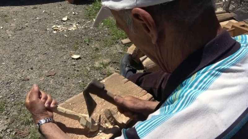 Tahta kaşıkçılığı geleneksel yöntemlerle sürdürüyor