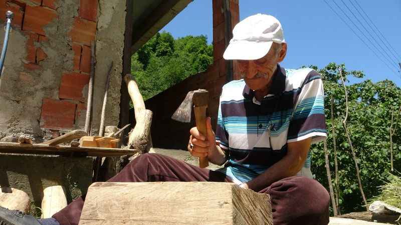 Tahta kaşıkçılığı geleneksel yöntemlerle sürdürüyor