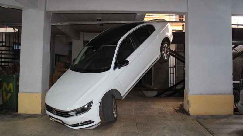 Otomobil, asansörlü otoparka sıkıştı