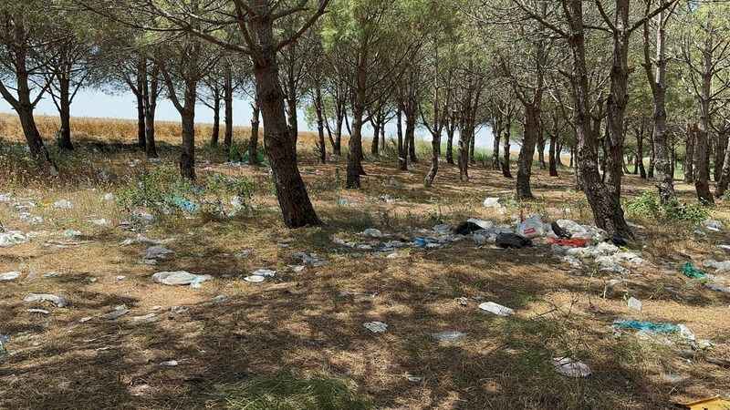 Tatilcilerden geriye çöp yığını kaldı Tatilcilerden geriye çöp yığını kaldı