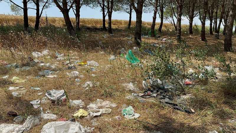 Tatilcilerden geriye çöp yığını kaldı Tatilcilerden geriye çöp yığını kaldı