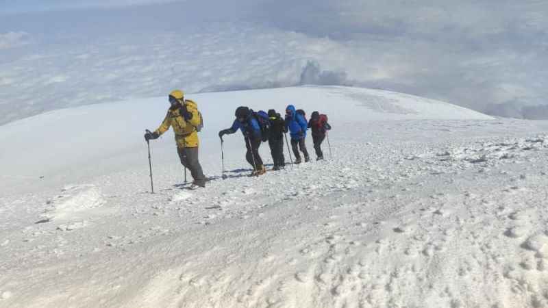 Yabancı turistler Ağrı Dağı zirvesinde