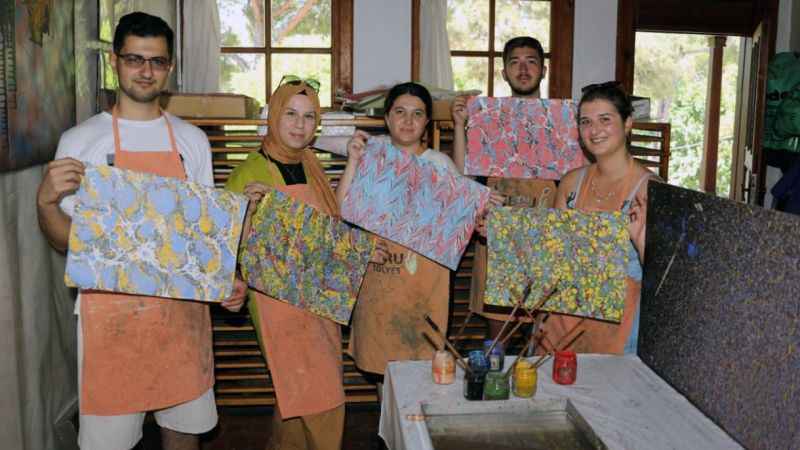 Yabancı öğrenciler ‘Ebru’ sanatını öğreniyor