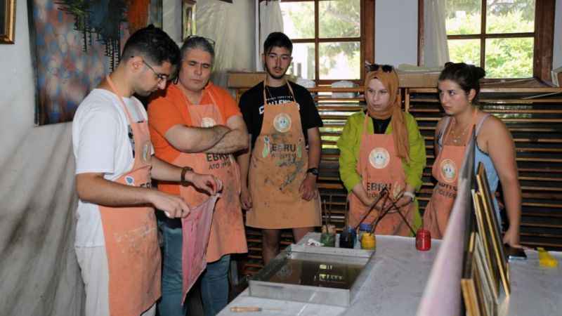Yabancı öğrenciler ‘Ebru’ sanatını öğreniyor