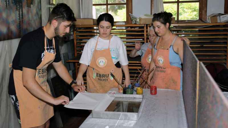 Yabancı öğrenciler ‘Ebru’ sanatını öğreniyor