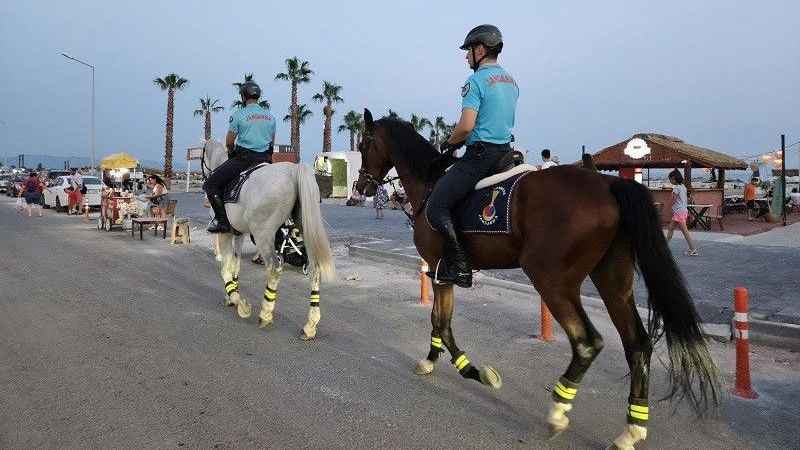 Ayvalık’ta atlı jandarmalar görev yapıyor