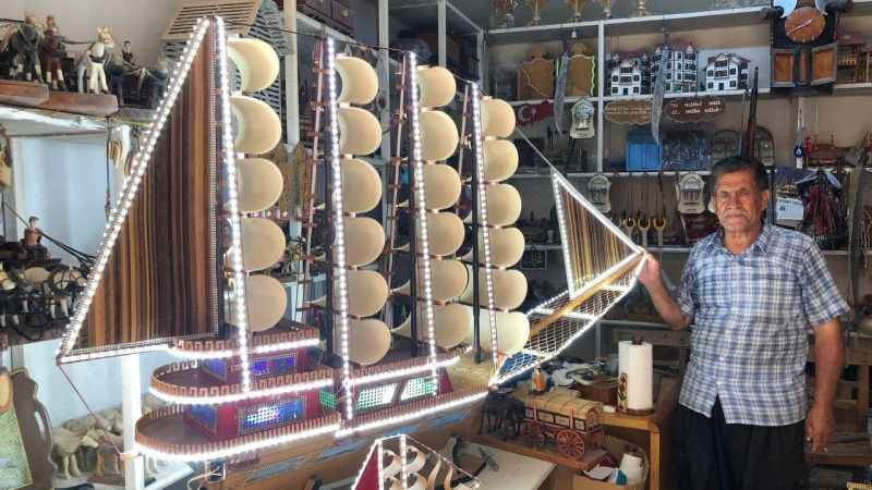 Köy evinin çatısında devlet desteği ile sanat yapıyor