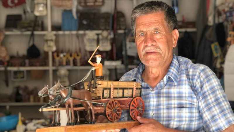 Köy evinin çatısında devlet desteği ile sanat yapıyor