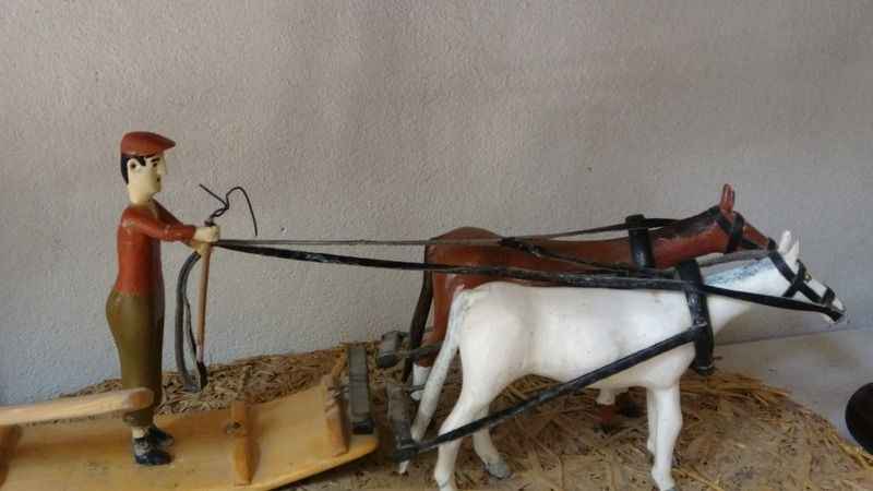 Köy evinin çatısında devlet desteği ile sanat yapıyor