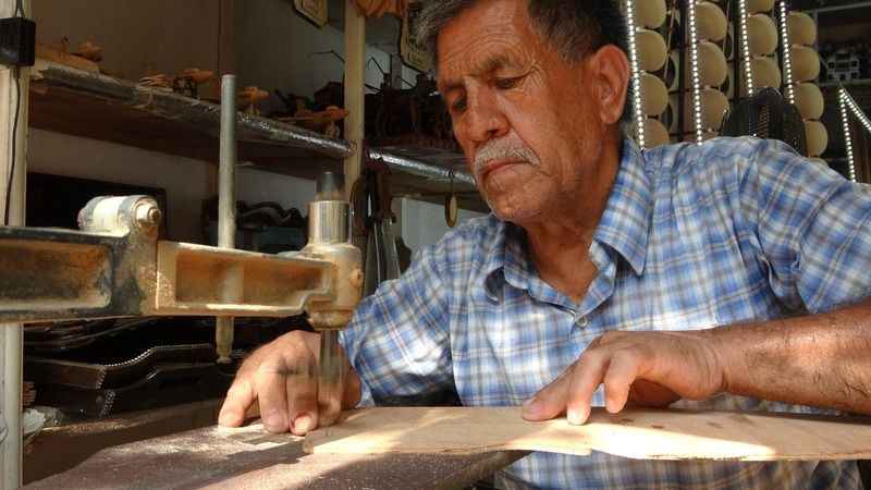 Köy evinin çatısında devlet desteği ile sanat yapıyor