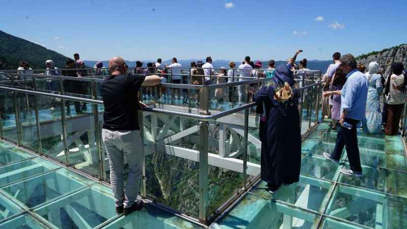 450 metre yükseklikteki cam teras nefes kesiyor