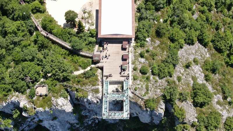 450 metre yükseklikteki cam teras nefes kesiyor