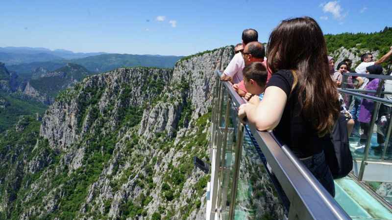 450 metre yükseklikteki cam teras nefes kesiyor