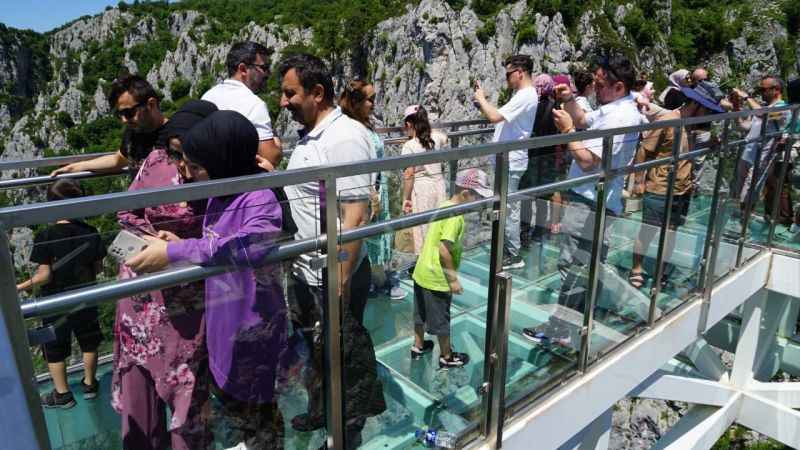 450 metre yükseklikteki cam teras nefes kesiyor