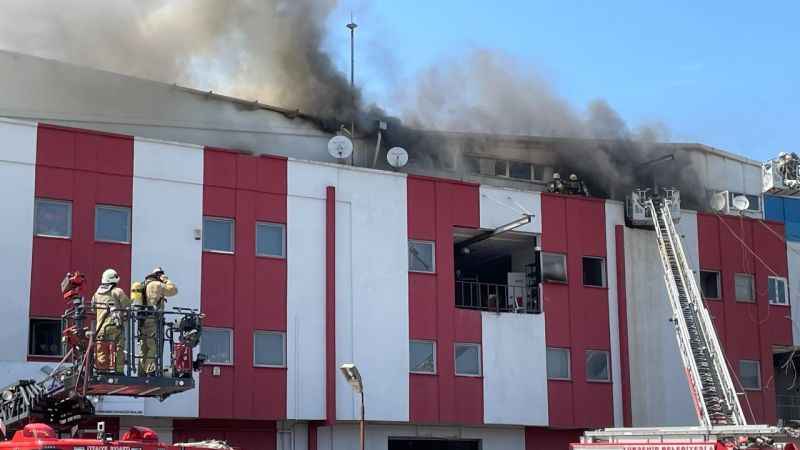 Esenyurt’ta askı fabrikasında korkutan yangın