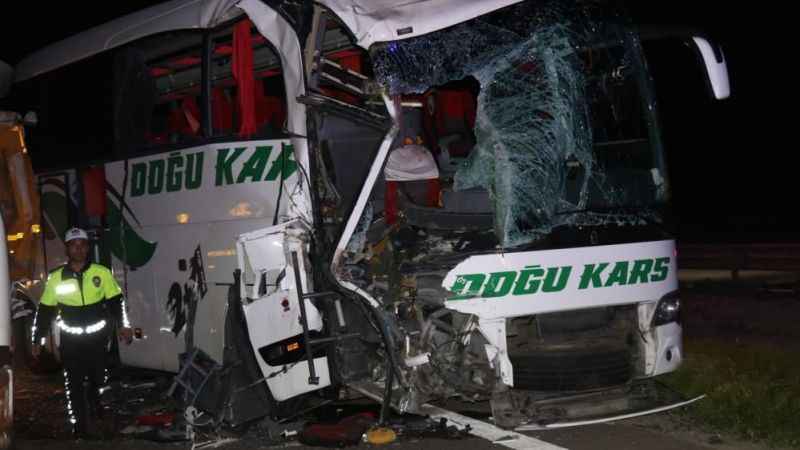 TEM’in Bolu geçişinde yolcu otobüsü ile tır çarpıştı: 1’i ağır 18 yaralı