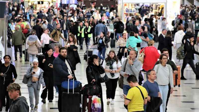 Temmuz ayının ilk altı gününde hava yoluyla Antalya’ya 490 bin 762 turist geldi