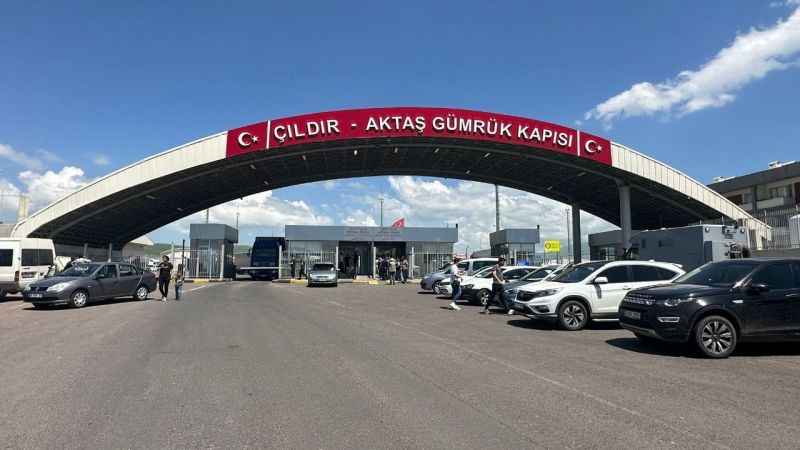 Aktaş Sınır Kapısı’nda telefon kuyruğu