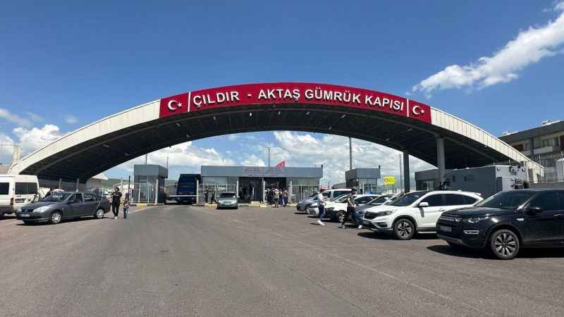 Aktaş Sınır Kapısı’nda telefon kuyruğu