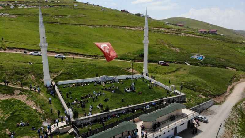 562 yıldır çimen üzerinde Cuma namazı kılınıyor