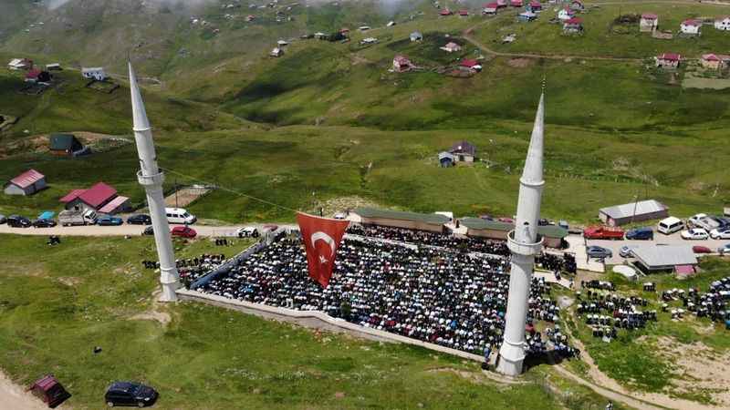 562 yıldır çimen üzerinde Cuma namazı kılınıyor