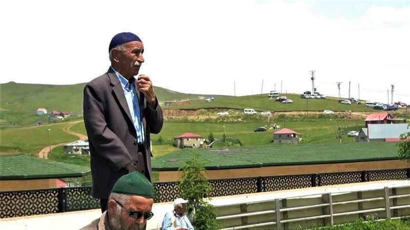 562 yıldır çimen üzerinde Cuma namazı kılınıyor