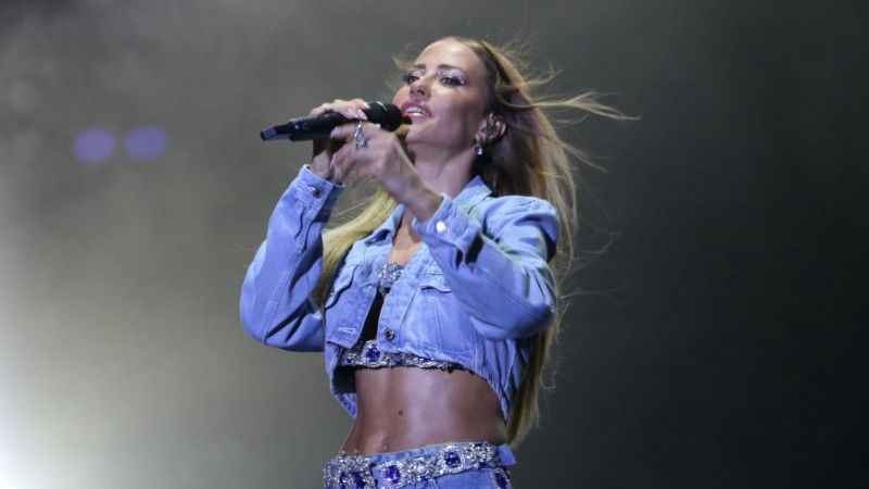 Derya Uluğ yeni albüm müjdesini sahneden verdi