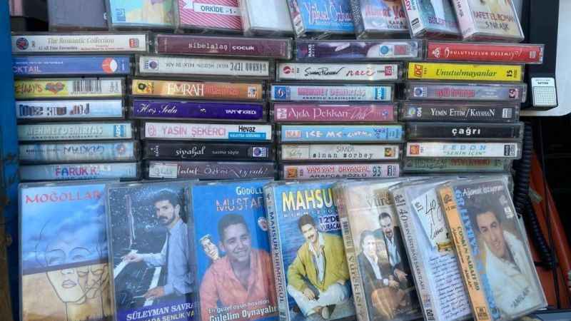 Yıllara meydan okuyarak 100 bin kaset biriktirdi