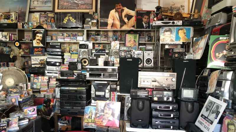 Yıllara meydan okuyarak 100 bin kaset biriktirdi