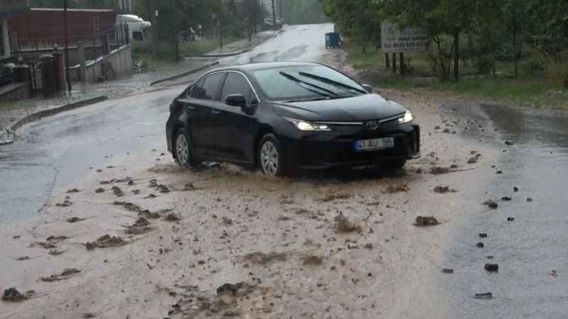 Kocaeli'de yollar çamur ve taş içinde kaldı