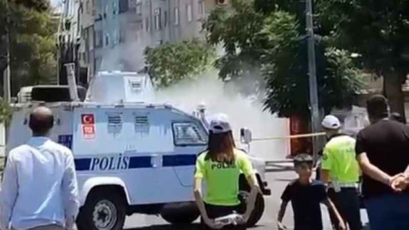 Diyarbakır’da depremde hasar gören minare kontrollü yıkıldı