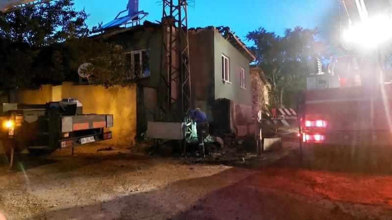 Trafonun patlaması sonucunda çıkan yangında imamın lojmanı hasar aldı