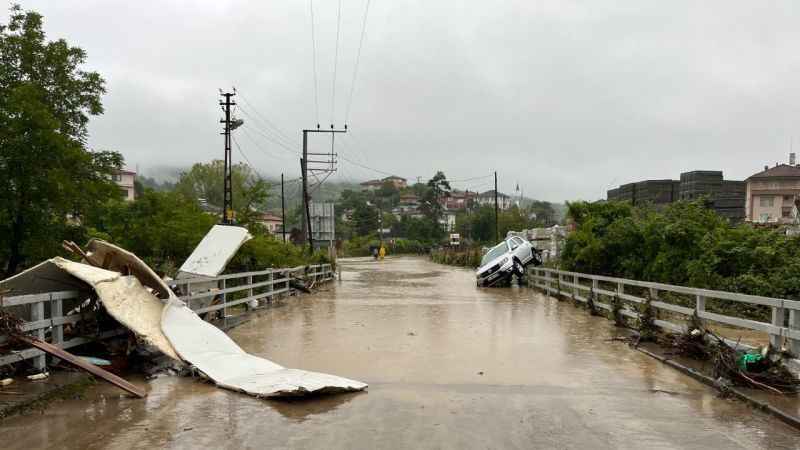 Bartın’da dere yatakları taştı, ev ve iş yerleri su altında kaldı