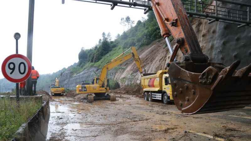 Bolu Dağı Tüneli’nde heyelanın temizlik çalışmaları sürüyor