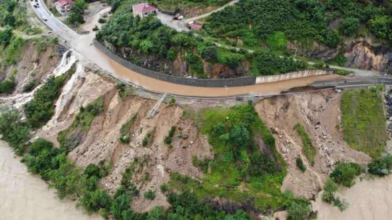 Karadeniz-Akdeniz yolu heyelan nedeniyle ulaşıma kapandı