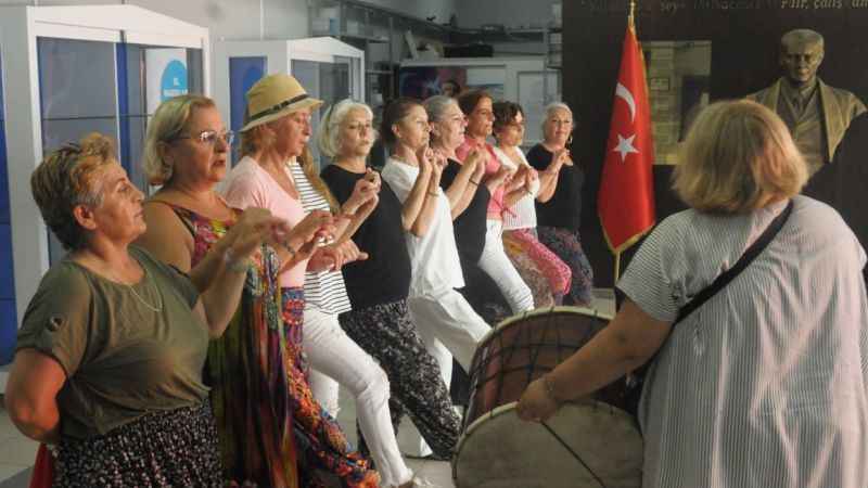 50 yaş üstü halk oyunları ekipleri gençlere taş çıkartıyor