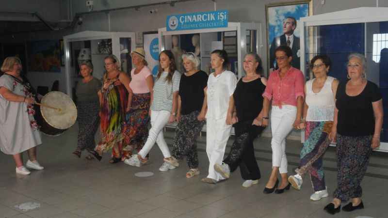 50 yaş üstü halk oyunları ekipleri gençlere taş çıkartıyor