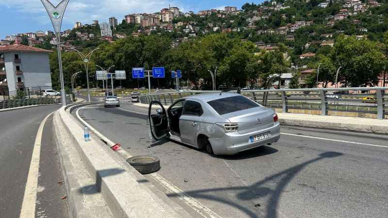 Lastiği çıkan otomobil beton bariyere çarparak durabildi