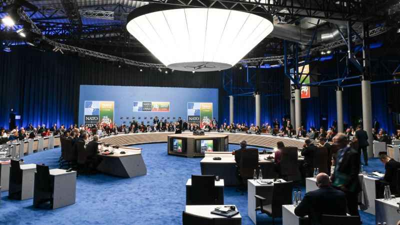 NATO liderleri zirvenin ilk oturumuna katıldı