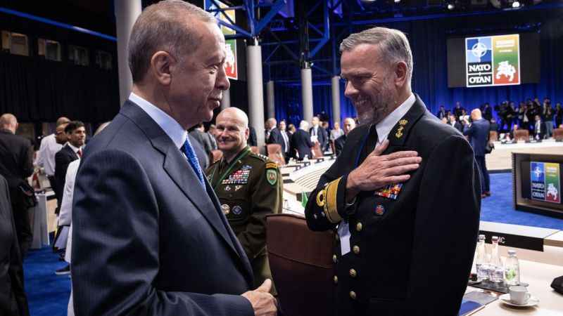 NATO liderleri zirvenin ilk oturumuna katıldı