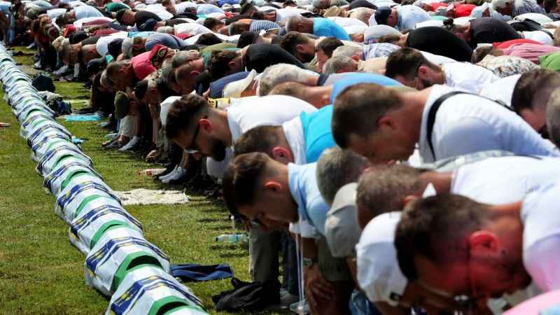 Srebrenitsa'da 30 soykırım kurbanı daha toprağa verildi