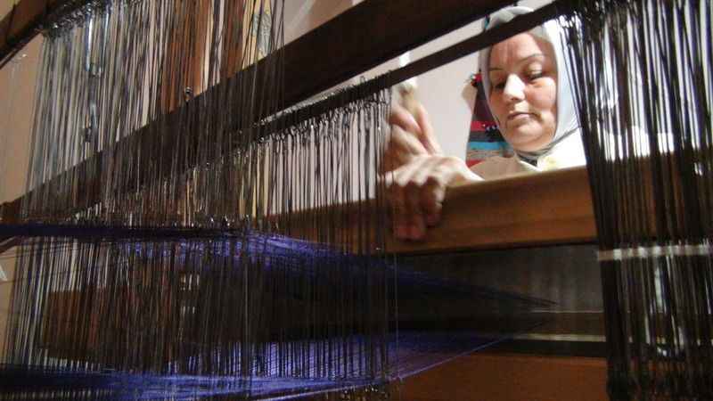 650 yıllık Manisa Bezi ebru sanatıyla renklendi