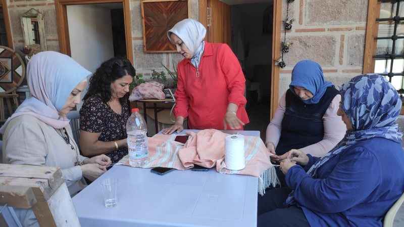 650 yıllık Manisa Bezi ebru sanatıyla renklendi