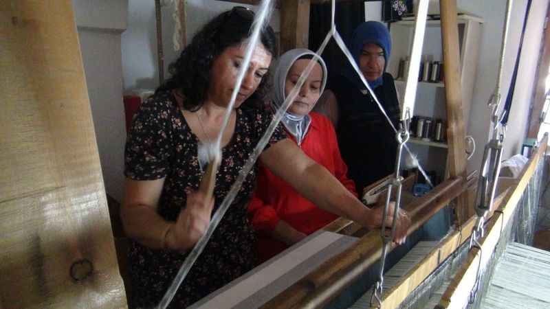 650 yıllık Manisa Bezi ebru sanatıyla renklendi