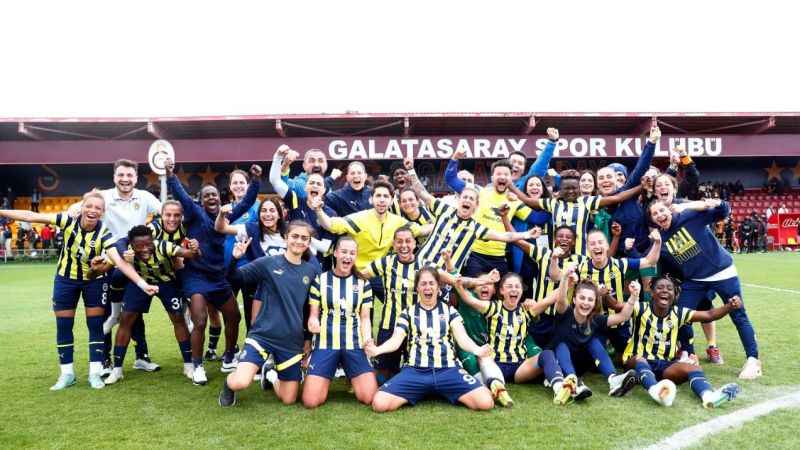 Fenerbahçe Kadın Futbol Takımı 13 oyuncu ile sözleşme yeniledi
