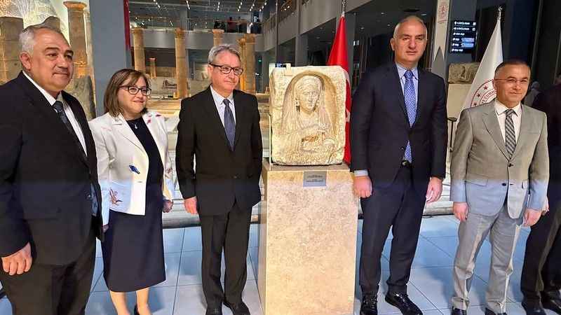 Zeugma mezar steli, Türkiye’ye iade edildi